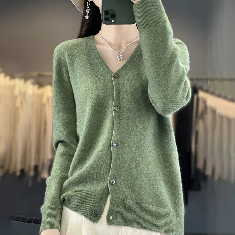 Cardigan 100% Lana Merino, scollo a V, 18 colori intensi. Ideale per la Primavera e l'Autunno.