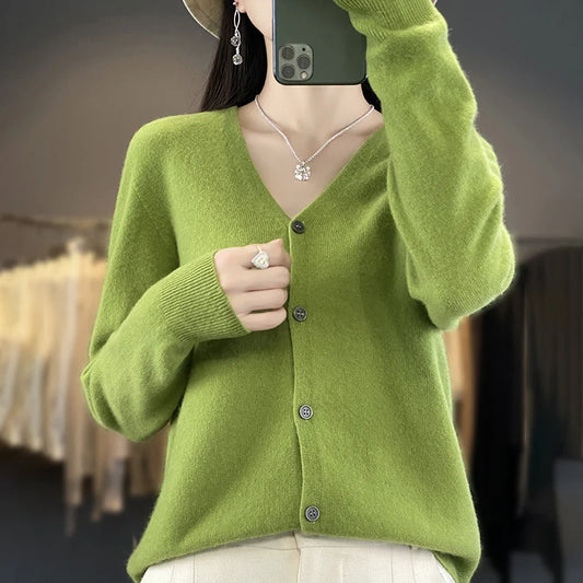 Cardigan 100% Lana Merino, scollo a V, 18 colori intensi. Ideale per la Primavera e l'Autunno.
