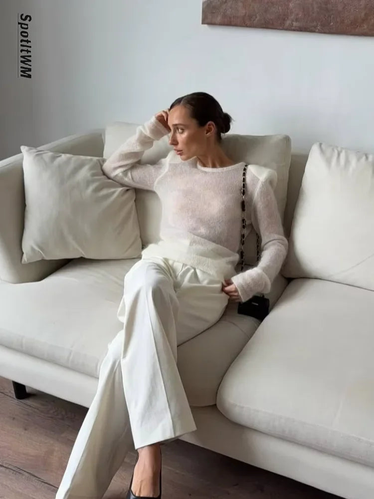 Pullover girocollo a trama larga, slim fit,  outfit sexy  e minimal per la primavera 2026.