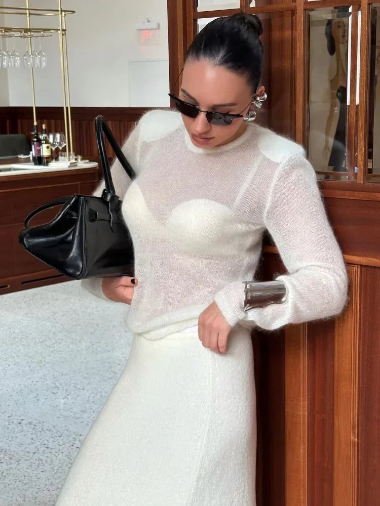 Pullover girocollo a trama larga, slim fit,  outfit sexy  e minimal per la primavera 2026.