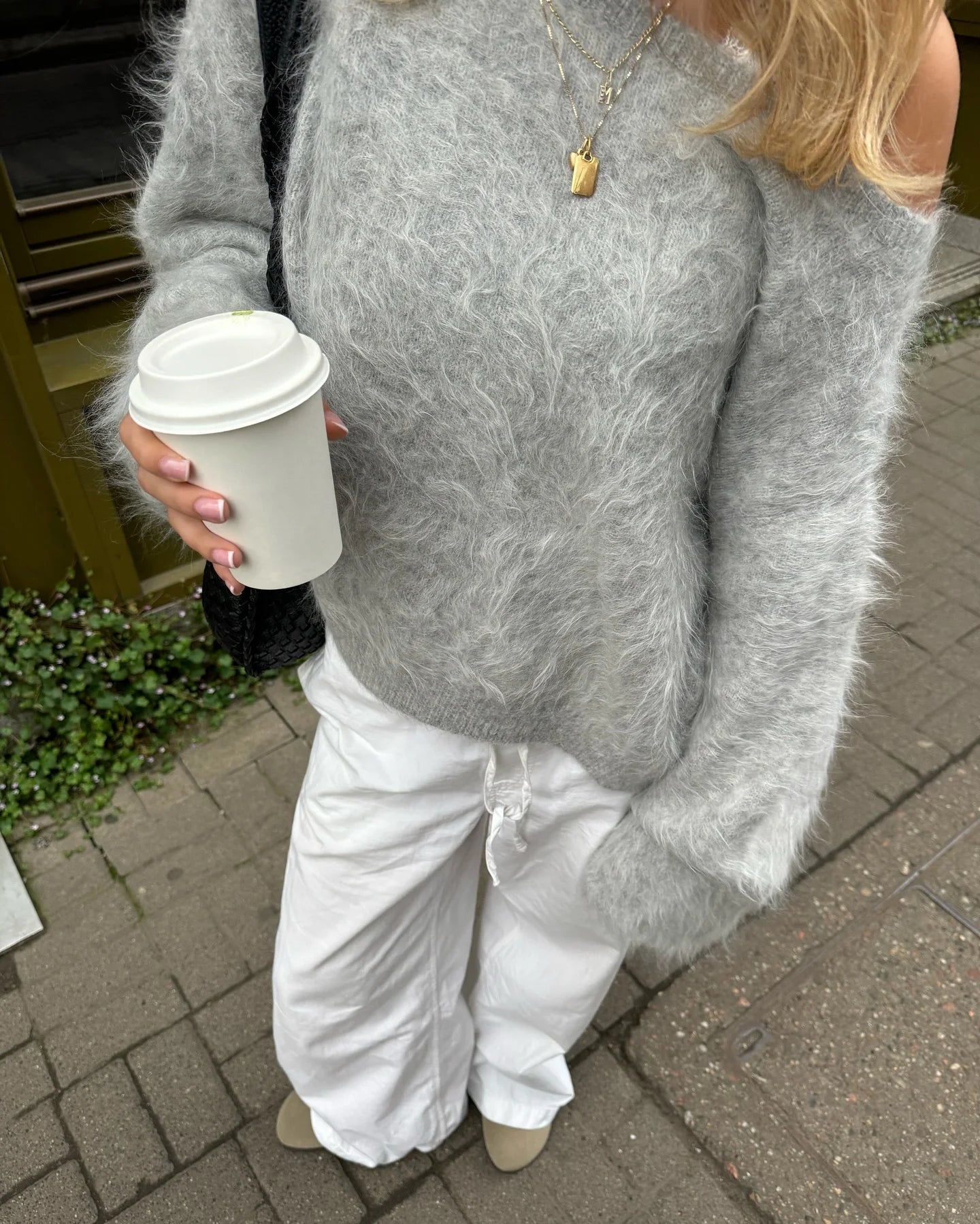 Maglia Fluffy Oversize a Spalla Scoperta in Misto Mohair — Stile Minimal Chic-ideale per le sere di Primavera