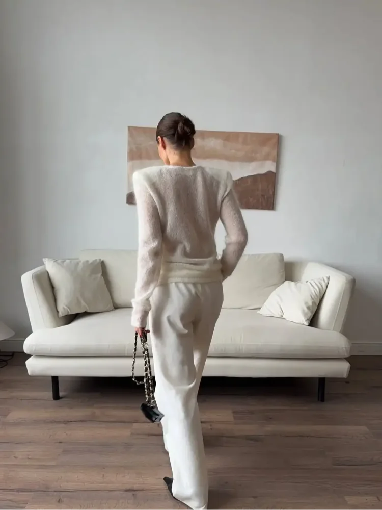 Pullover girocollo a trama larga, slim fit,  outfit sexy  e minimal per la primavera 2026.