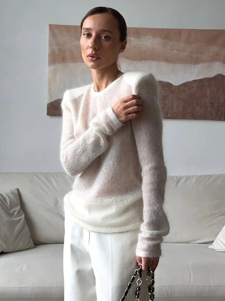 Pullover girocollo a trama larga, slim fit,  outfit sexy  e minimal per la primavera 2026.
