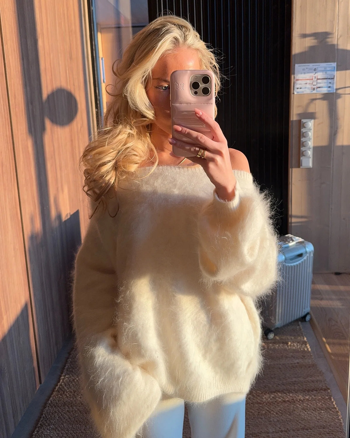 Maglia Fluffy Oversize a Spalla Scoperta in Misto Mohair — Stile Minimal Chic-ideale per le sere di Primavera