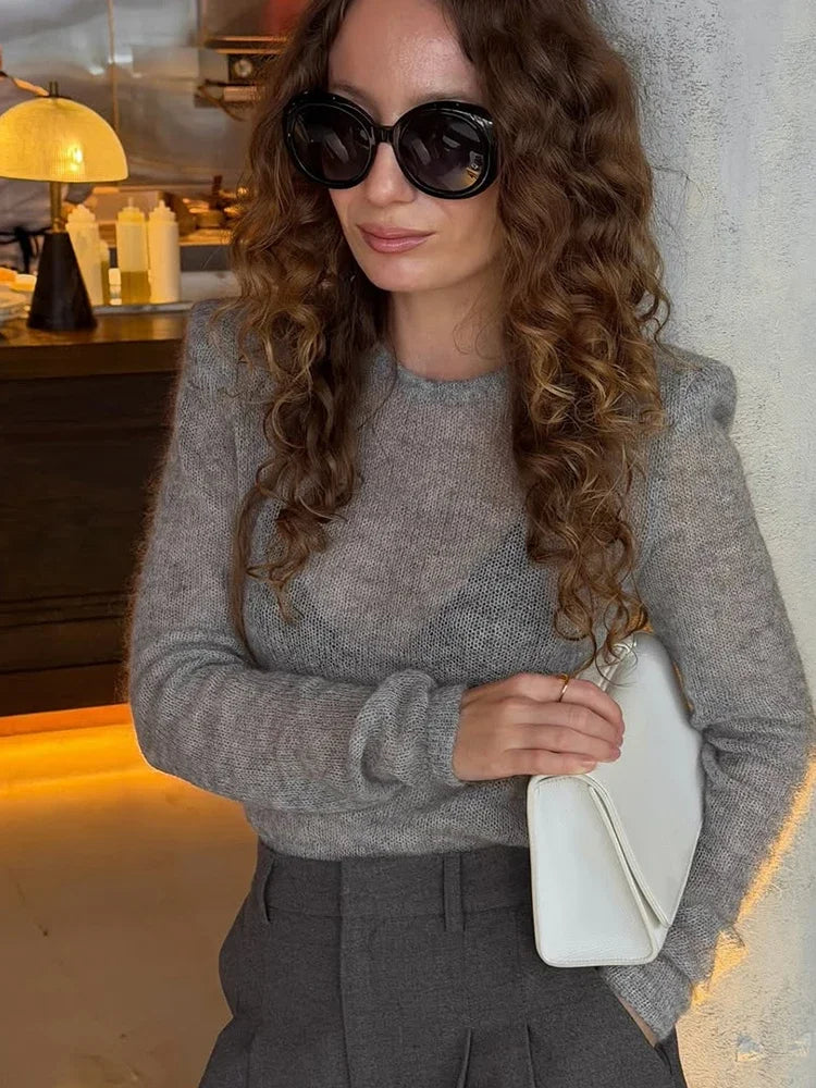 Pullover girocollo a trama larga, slim fit,  outfit sexy  e minimal per la primavera 2026.