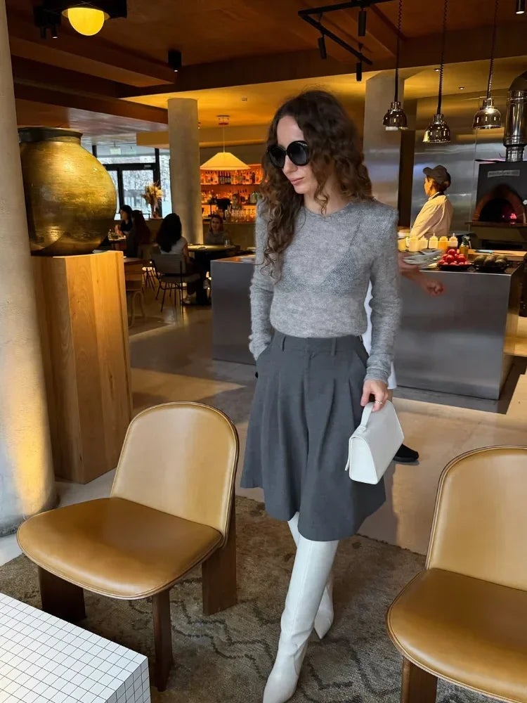 Pullover girocollo a trama larga, slim fit,  outfit sexy  e minimal per la primavera 2026.